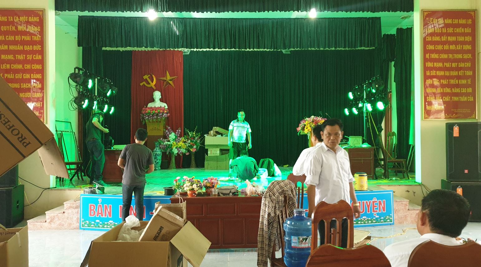 lắp đặt hệ thống âm thanh ánh sáng hội trường nhà văn hóa huyện 2